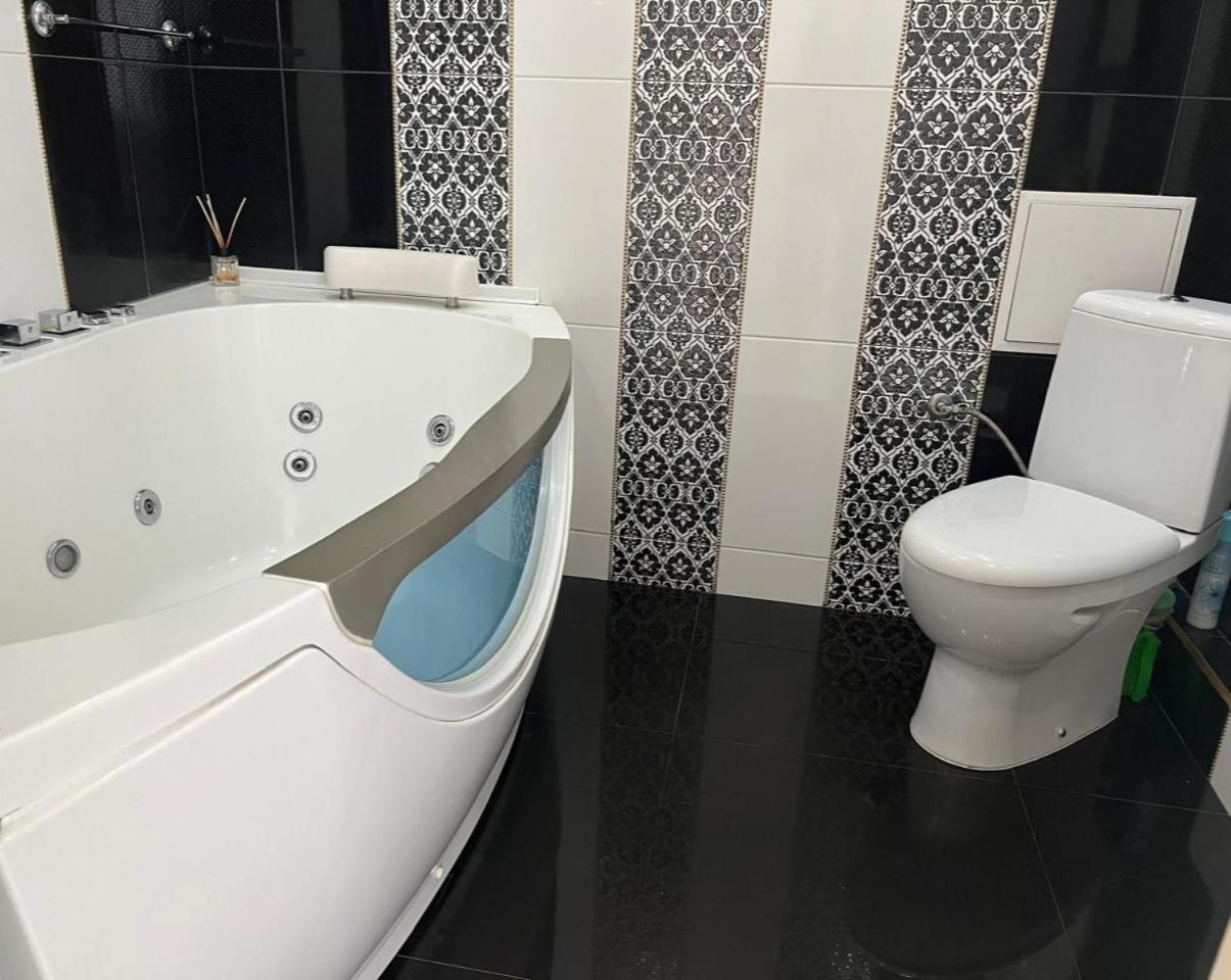 Home In Center With Jacuzzi Iwano-Frankiwsk Exterior foto