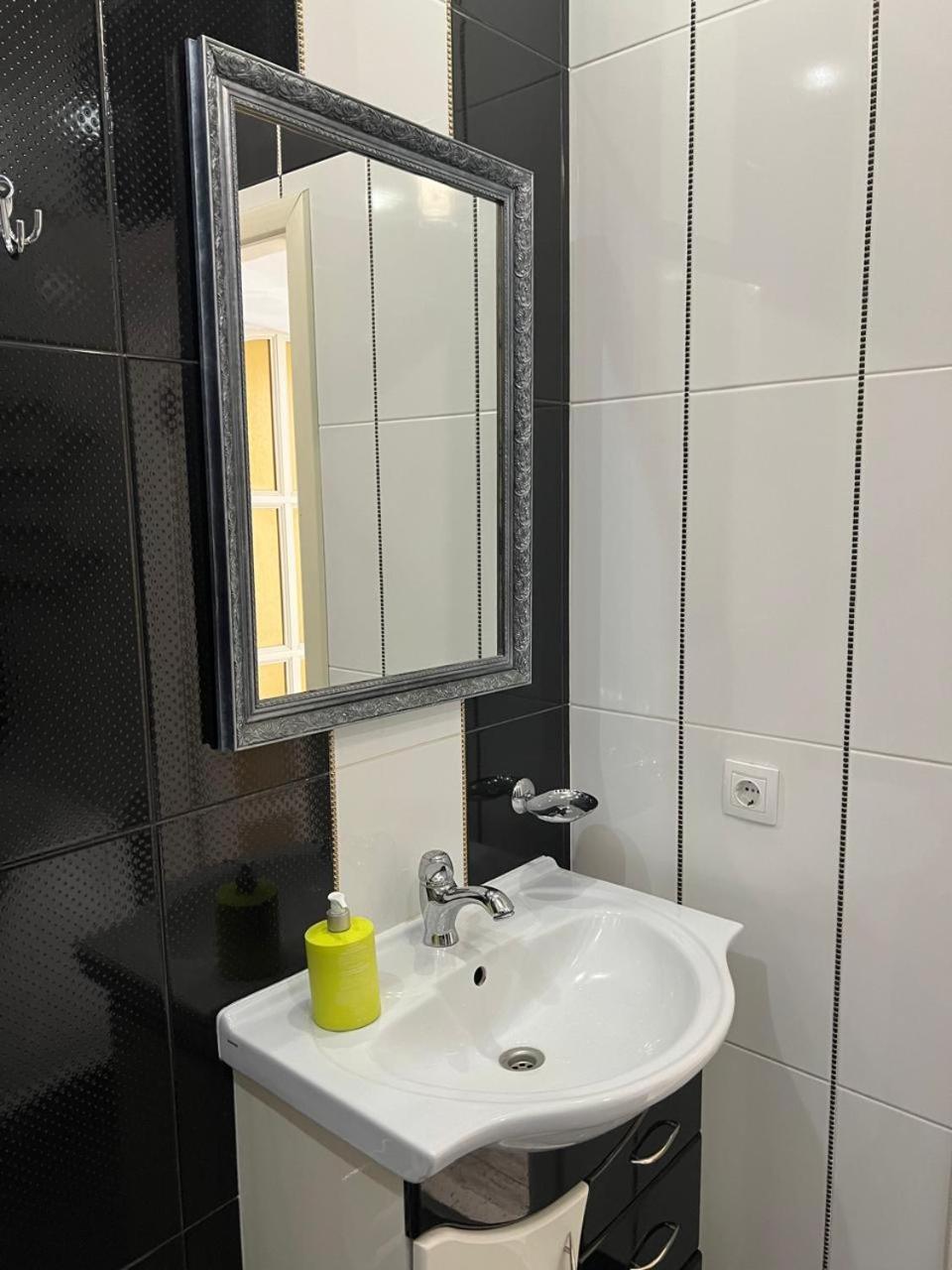 Home In Center With Jacuzzi Iwano-Frankiwsk Exterior foto